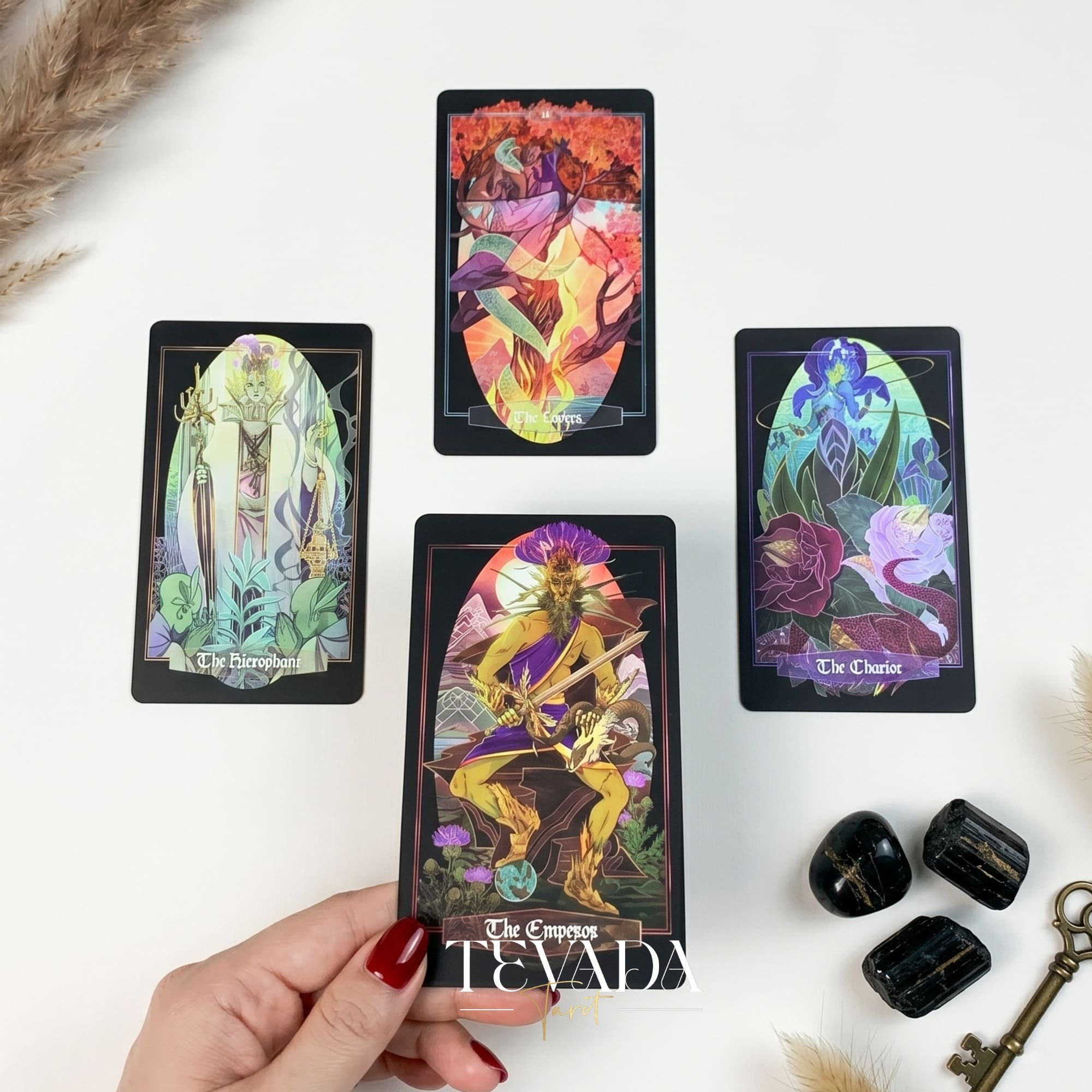 The Children of Ostara Tarot BLACK Edition は、魔法と癒しのための神秘的な植物のインディー タロット デッキです。