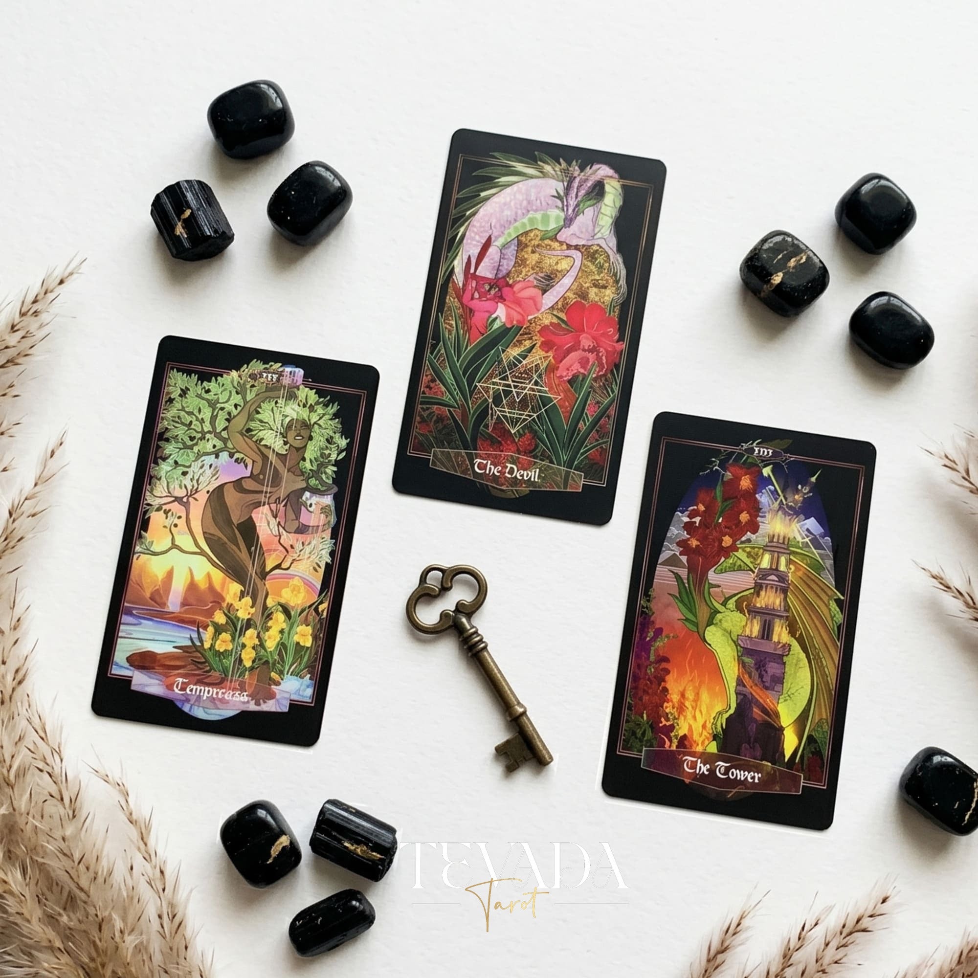 The Children of Ostara Tarot BLACK Edition は、魔法と癒しのための神秘的な植物のインディー タロット デッキです。