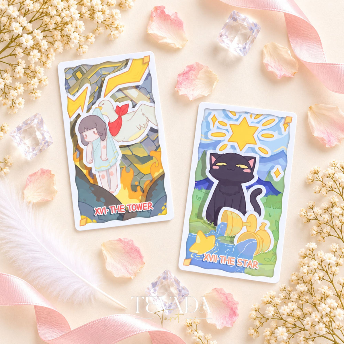 Un abanico de reversos de cartas del Tarot King Theatre de colores claros junto a una carta con bordes verdes que muestra un personaje de teatro.