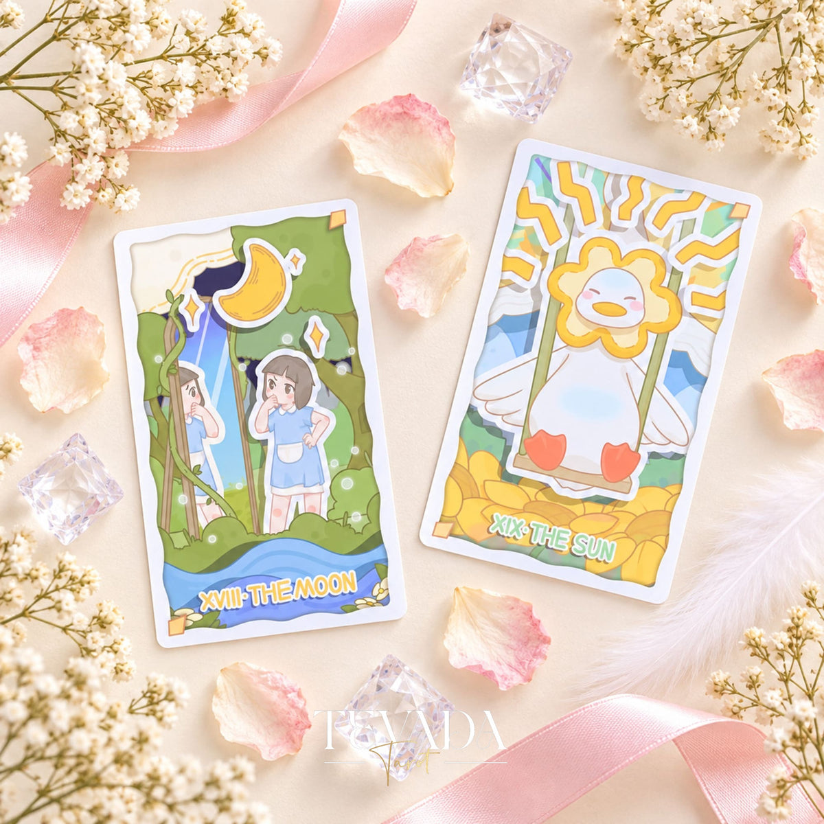 Embalaje del Tarot King Theatre y expositor de cartas con brillantes ilustraciones de teatro de cuentos y piedras en colores pastel.