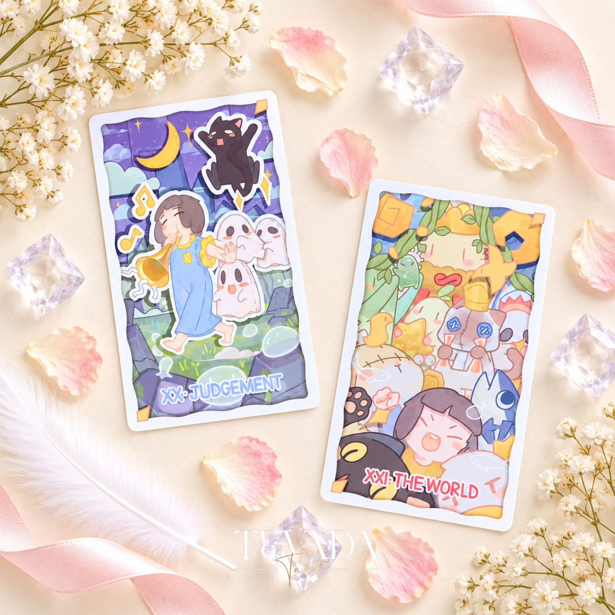 El frente de la caja King Theatre Tarot 2026 Edition con un artista ilustrado caprichoso, rodeado de cristales y flores pálidas.