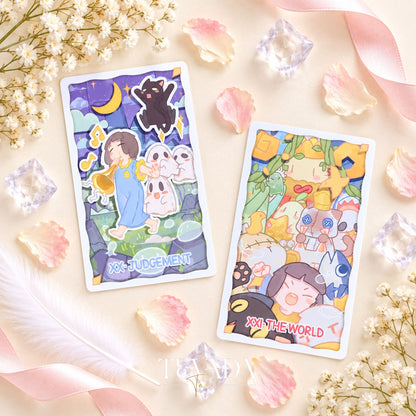 El frente de la caja King Theatre Tarot 2026 Edition con un artista ilustrado caprichoso, rodeado de cristales y flores pálidas.