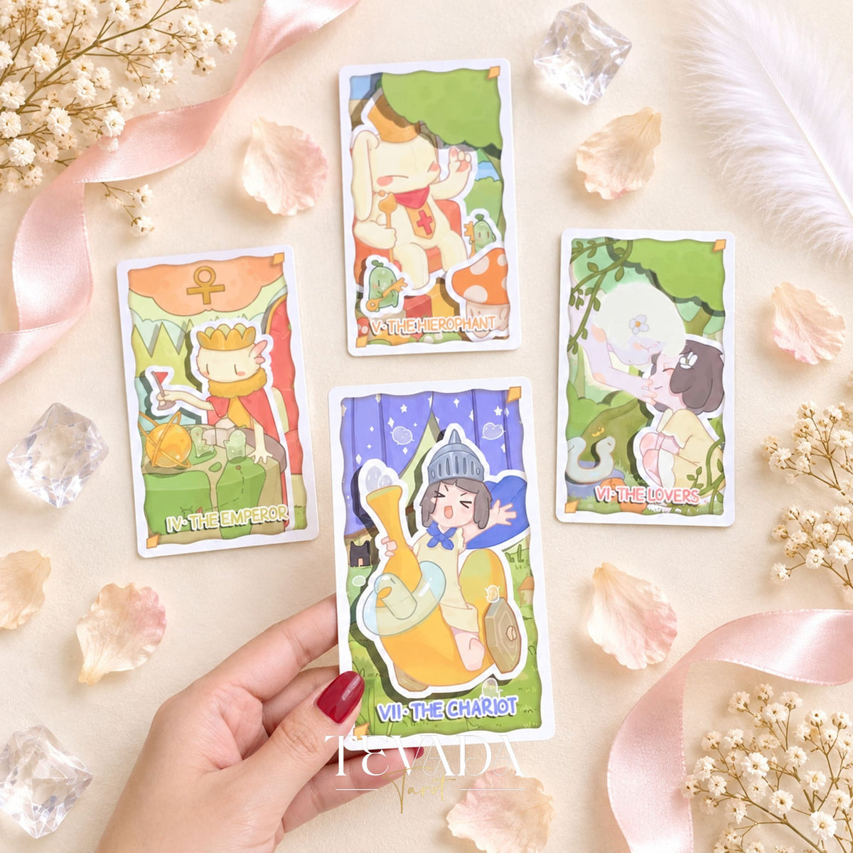Varias cartas del Tarot del King Theatre dispuestas juntas, con coloridos personajes de libros de cuentos y escenas teatrales.