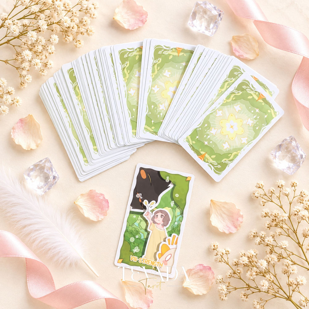 Un fanático de las cartas del Tarot del King Theatre que muestran bordes de color verde pálido y un dorso verde a juego con un resplandor solar amarillo.