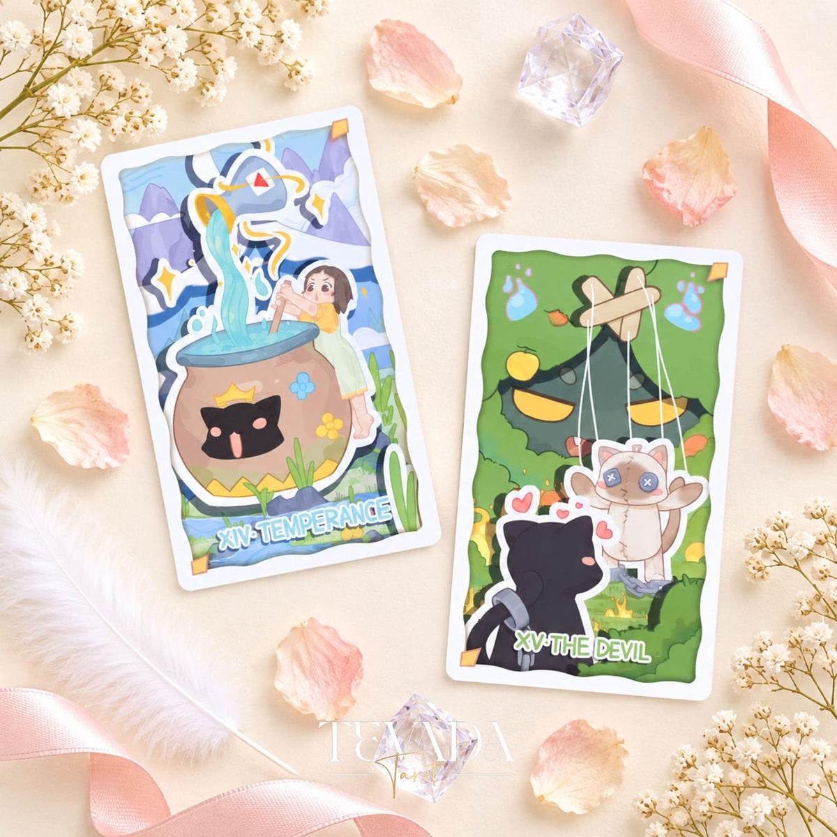 Un grupo de cartas del Tarot del King Theatre con personajes divertidos y escenarios, dispuestos sobre un fondo botánico de color rosa pálido.