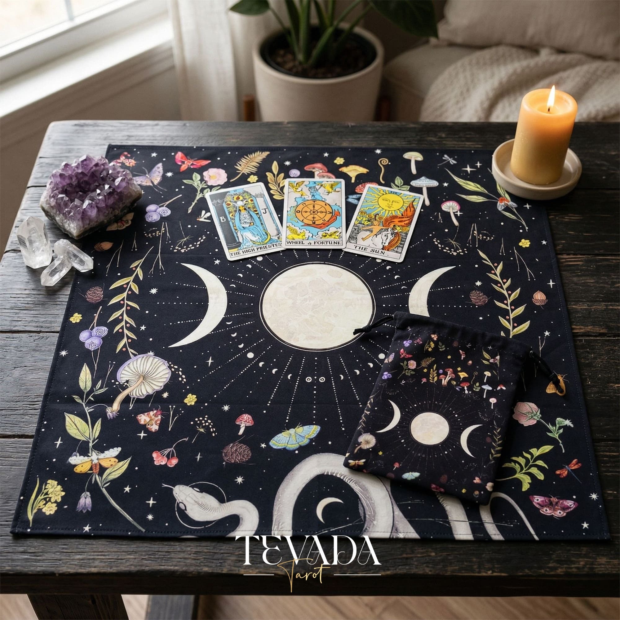 Tissu d’autel triple lune et pochette de tarot en velours écrasé foncé pour la décoration de l’espace sacré et la protection des cartes de tarot.
