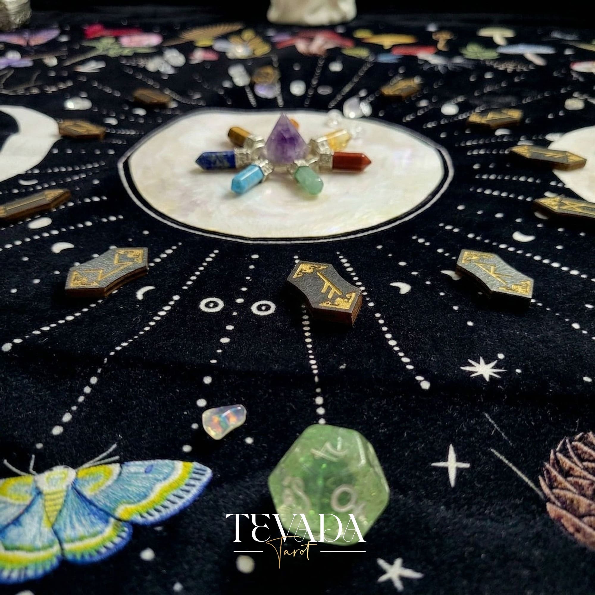 Tissu d’autel triple lune et pochette de tarot en velours écrasé foncé pour la décoration de l’espace sacré et la protection des cartes de tarot.