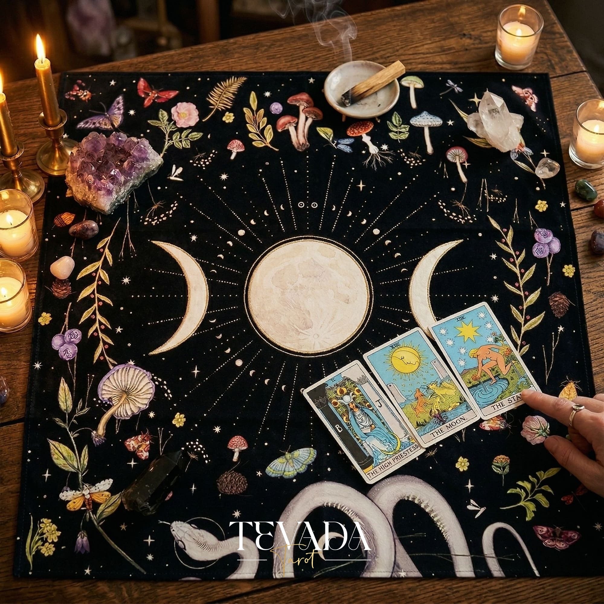Tissu d’autel triple lune et pochette de tarot en velours écrasé foncé pour la décoration de l’espace sacré et la protection des cartes de tarot.