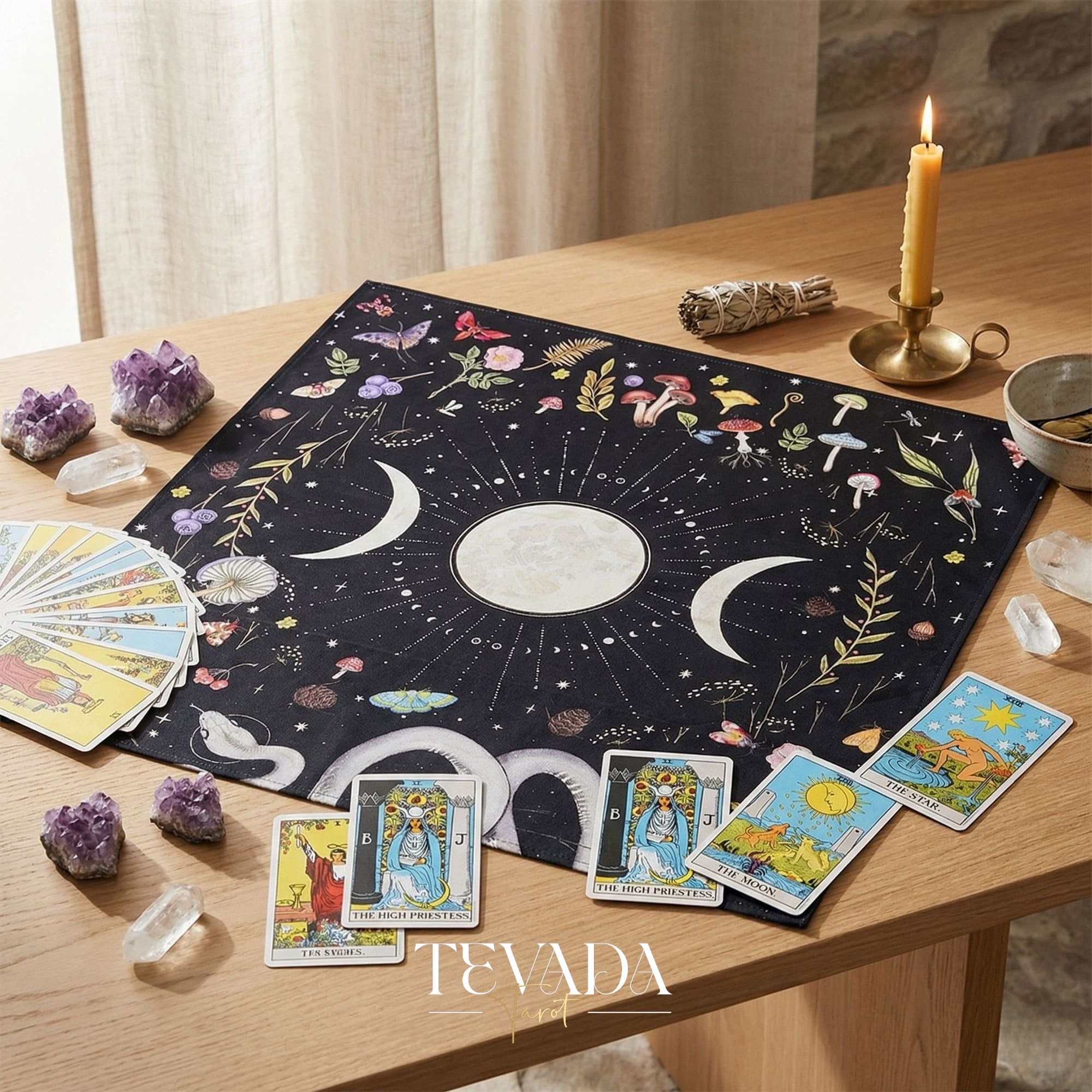 Tissu d’autel triple lune et pochette de tarot en velours écrasé foncé pour la décoration de l’espace sacré et la protection des cartes de tarot.