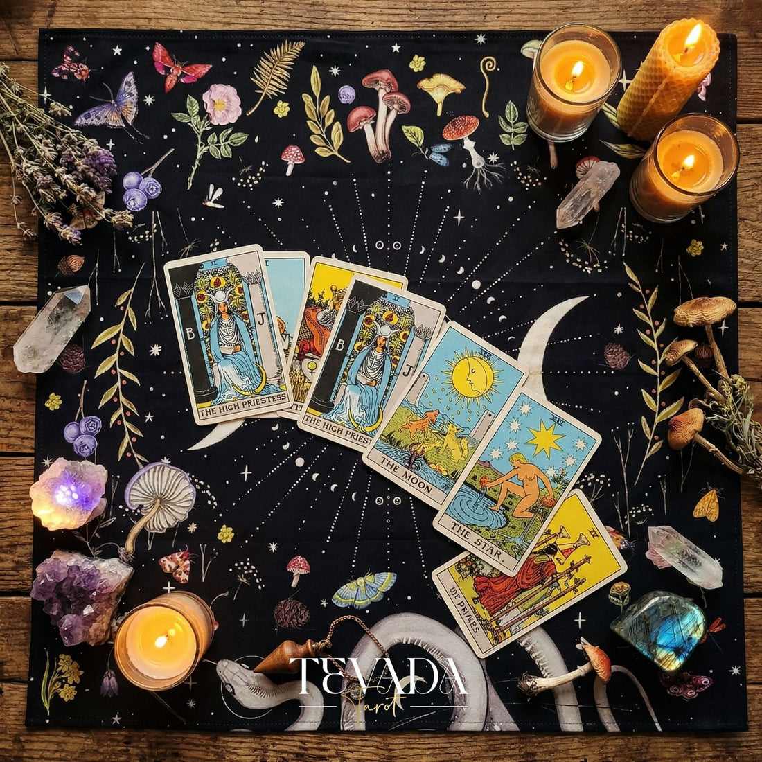 Tissu d’autel triple lune et pochette de tarot en velours écrasé foncé pour la décoration de l’espace sacré et la protection des cartes de tarot.