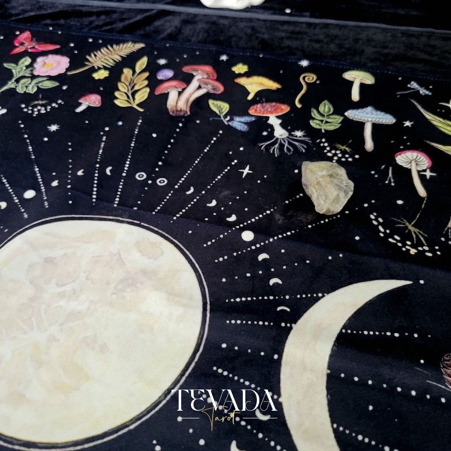 Tissu d’autel triple lune et pochette de tarot en velours écrasé foncé pour la décoration de l’espace sacré et la protection des cartes de tarot.