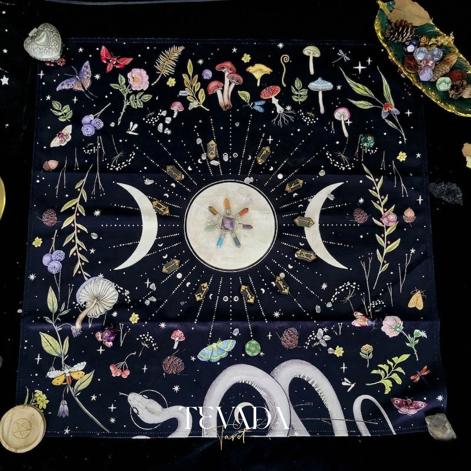 Tissu d’autel triple lune et pochette de tarot en velours écrasé foncé pour la décoration de l’espace sacré et la protection des cartes de tarot.