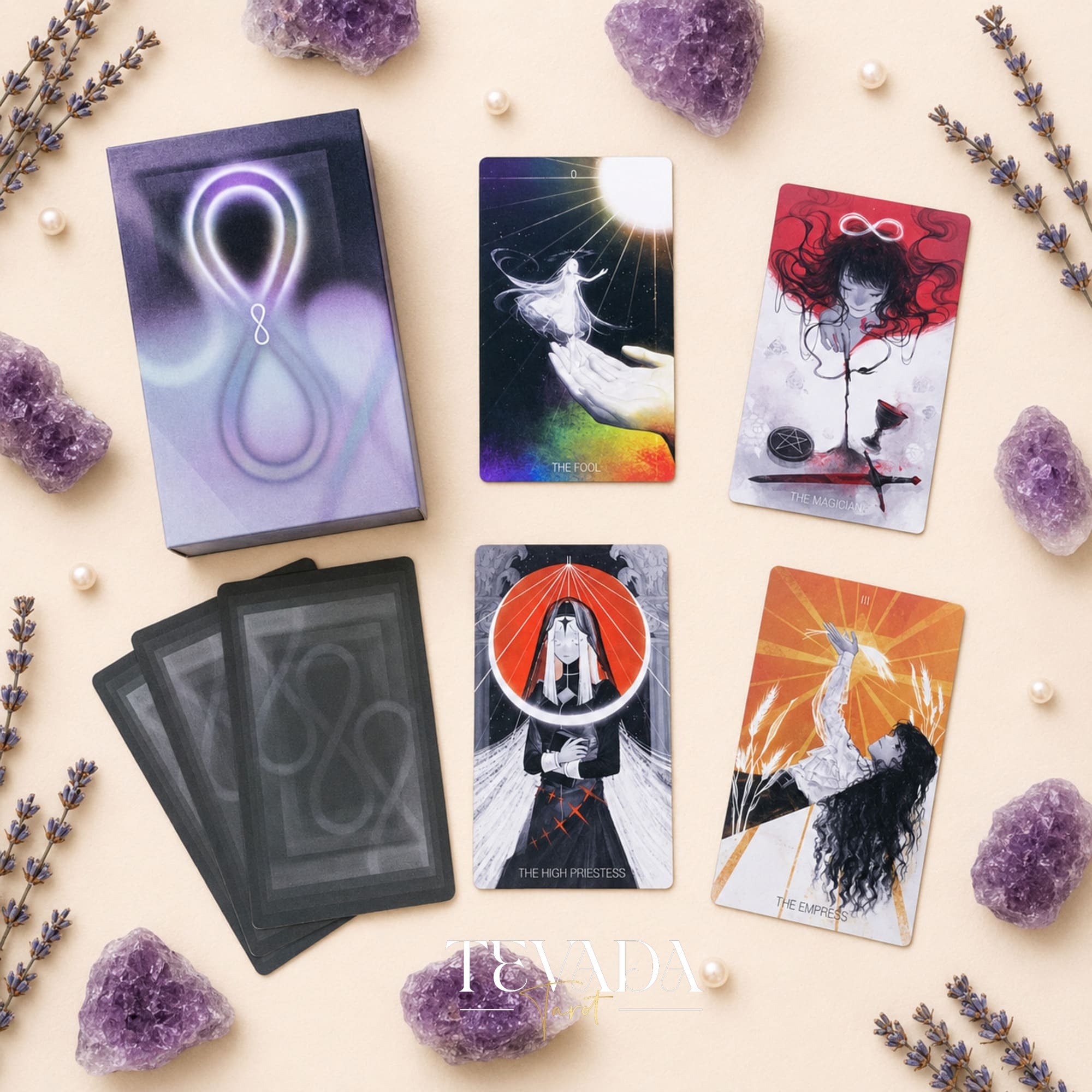 Baraja independiente monocromática de Tarot Blanco x Negro con bordes negros y lámina plateada para trabajar con sombras y leer tarot.