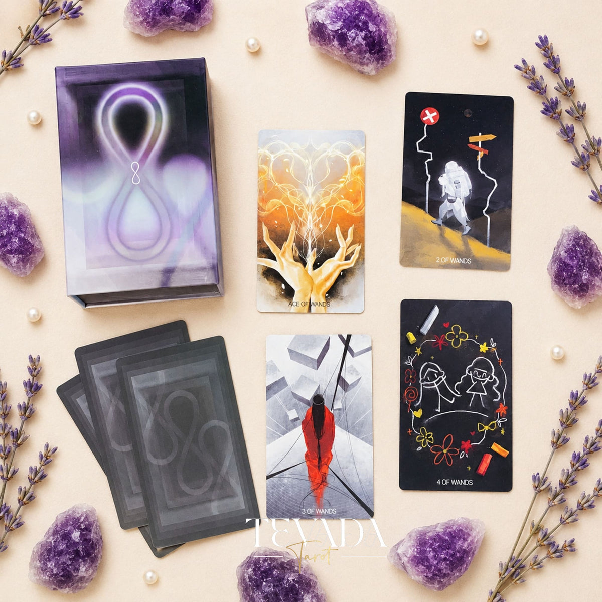 Baraja independiente monocromática de Tarot Blanco x Negro con bordes negros y lámina plateada para trabajar con sombras y leer tarot.
