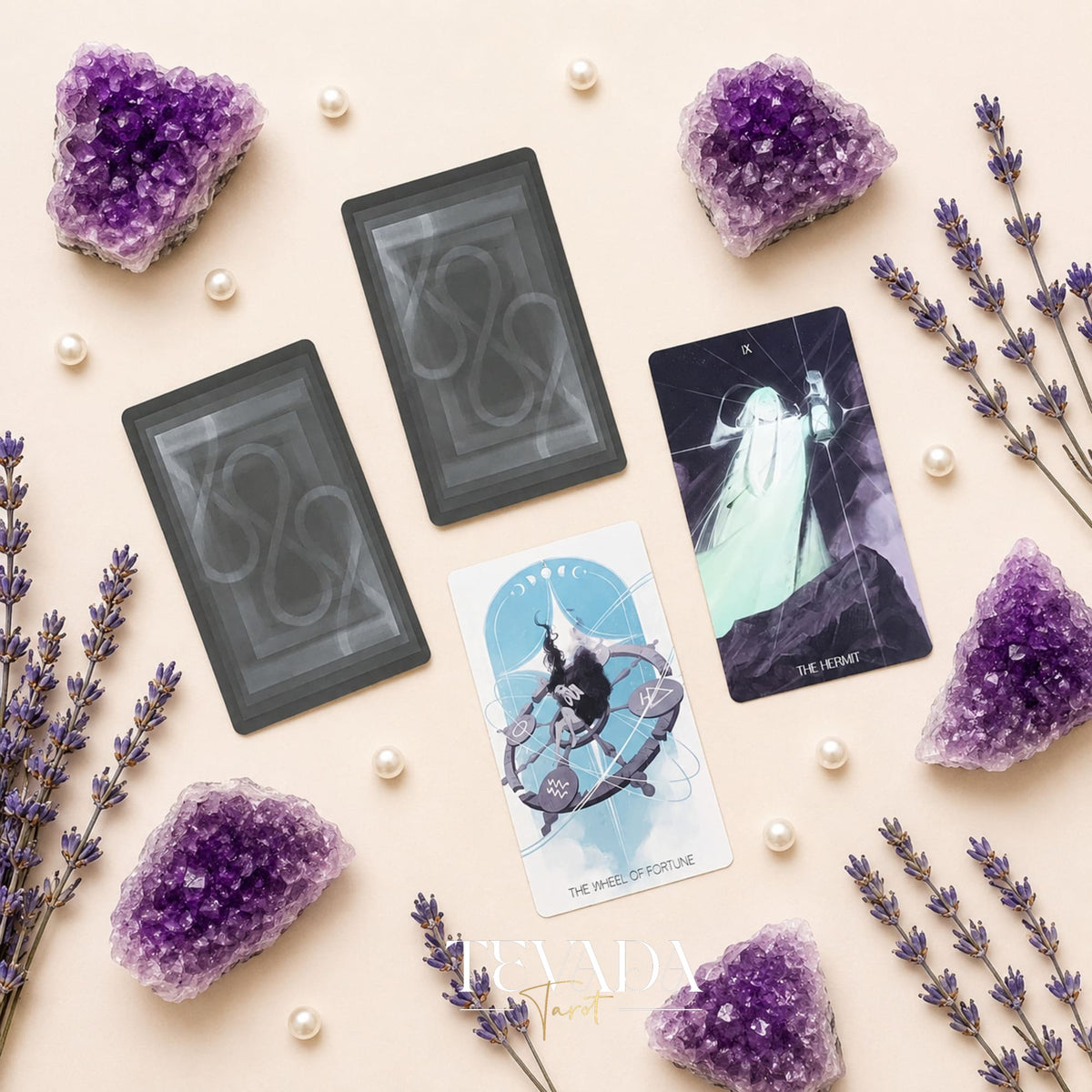 Baraja independiente monocromática de Tarot Blanco x Negro con bordes negros y lámina plateada para trabajar con sombras y leer tarot.