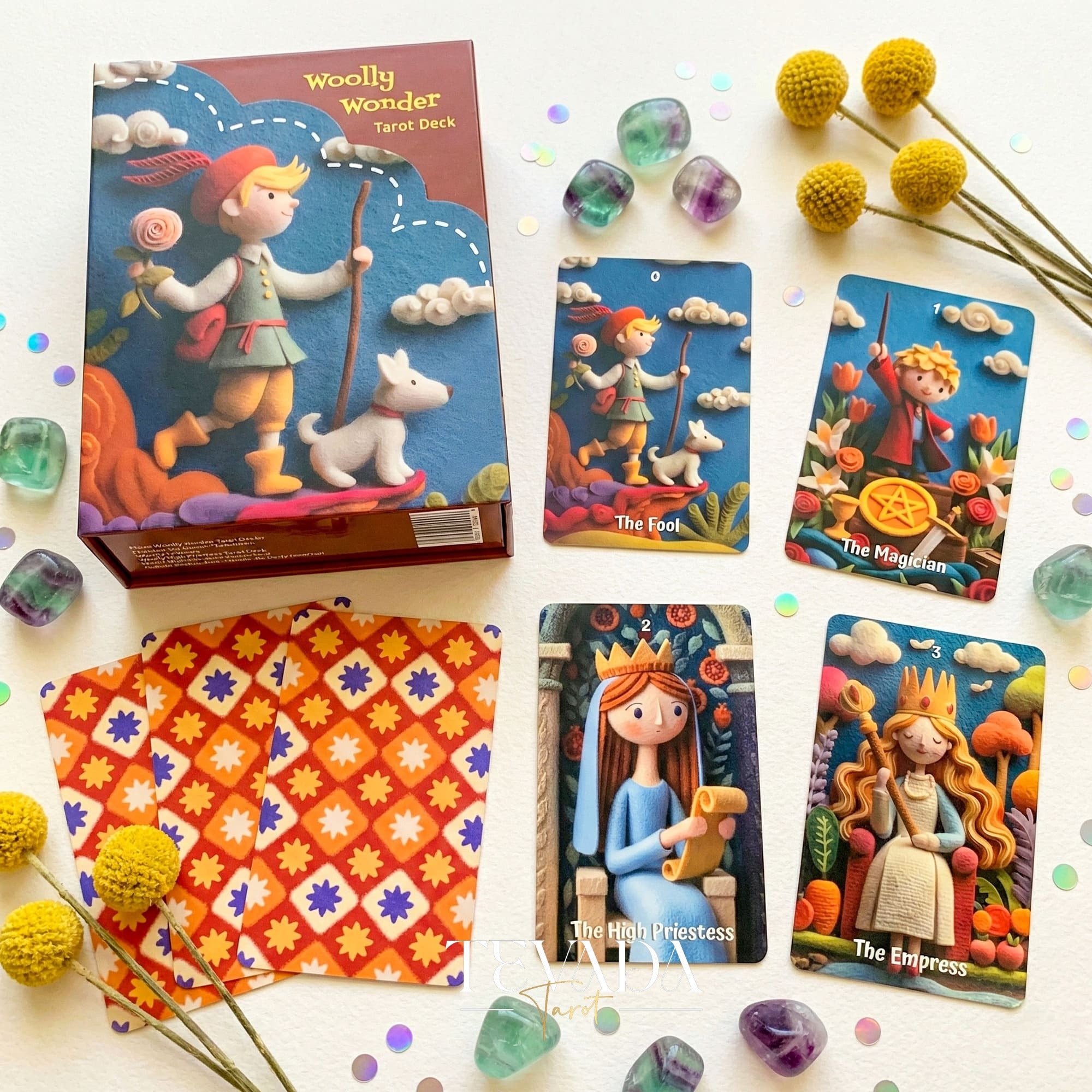 Jeu de tarot Woolly Wonder avec un livre d'histoires en feutre de laine 3D vibrant pour la guérison de l'enfant intérieur et la divination ludique.
