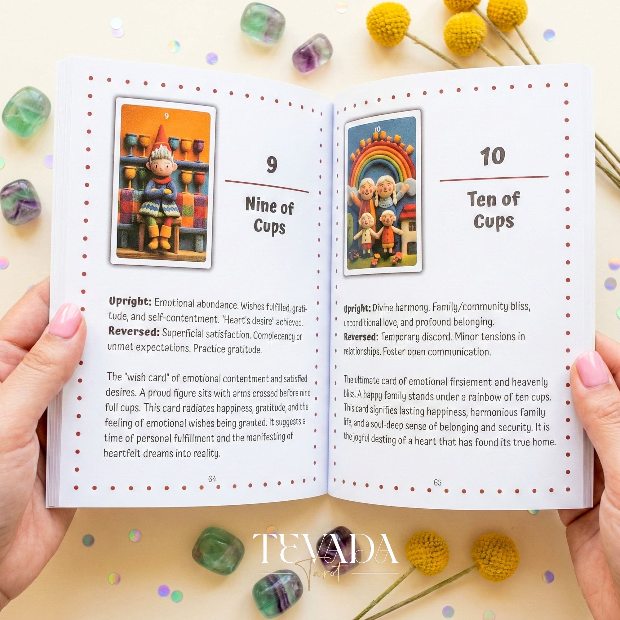 Jeu de tarot Woolly Wonder avec un livre d'histoires en feutre de laine 3D vibrant pour la guérison de l'enfant intérieur et la divination ludique.