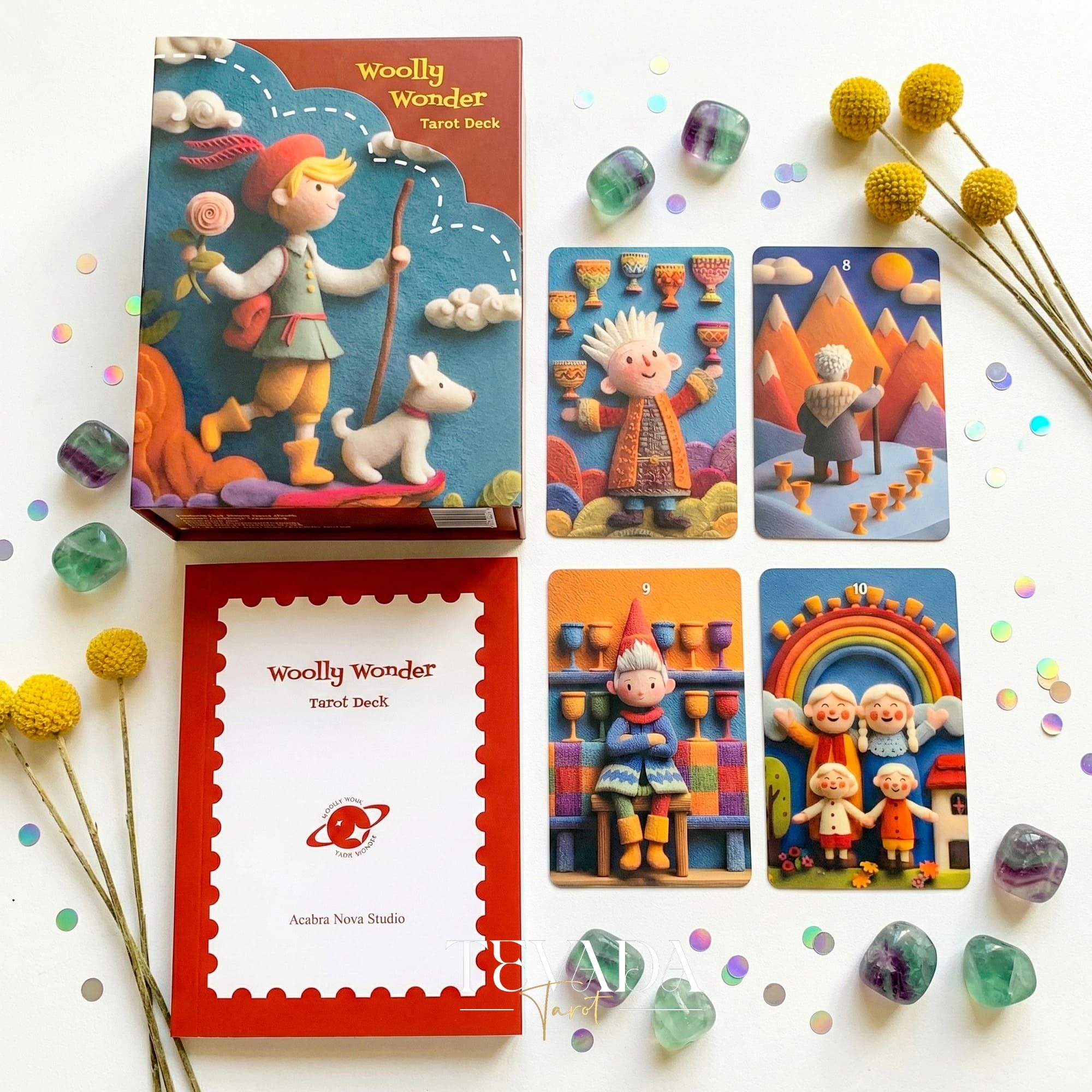 Jeu de tarot Woolly Wonder avec un livre d'histoires en feutre de laine 3D vibrant pour la guérison de l'enfant intérieur et la divination ludique.