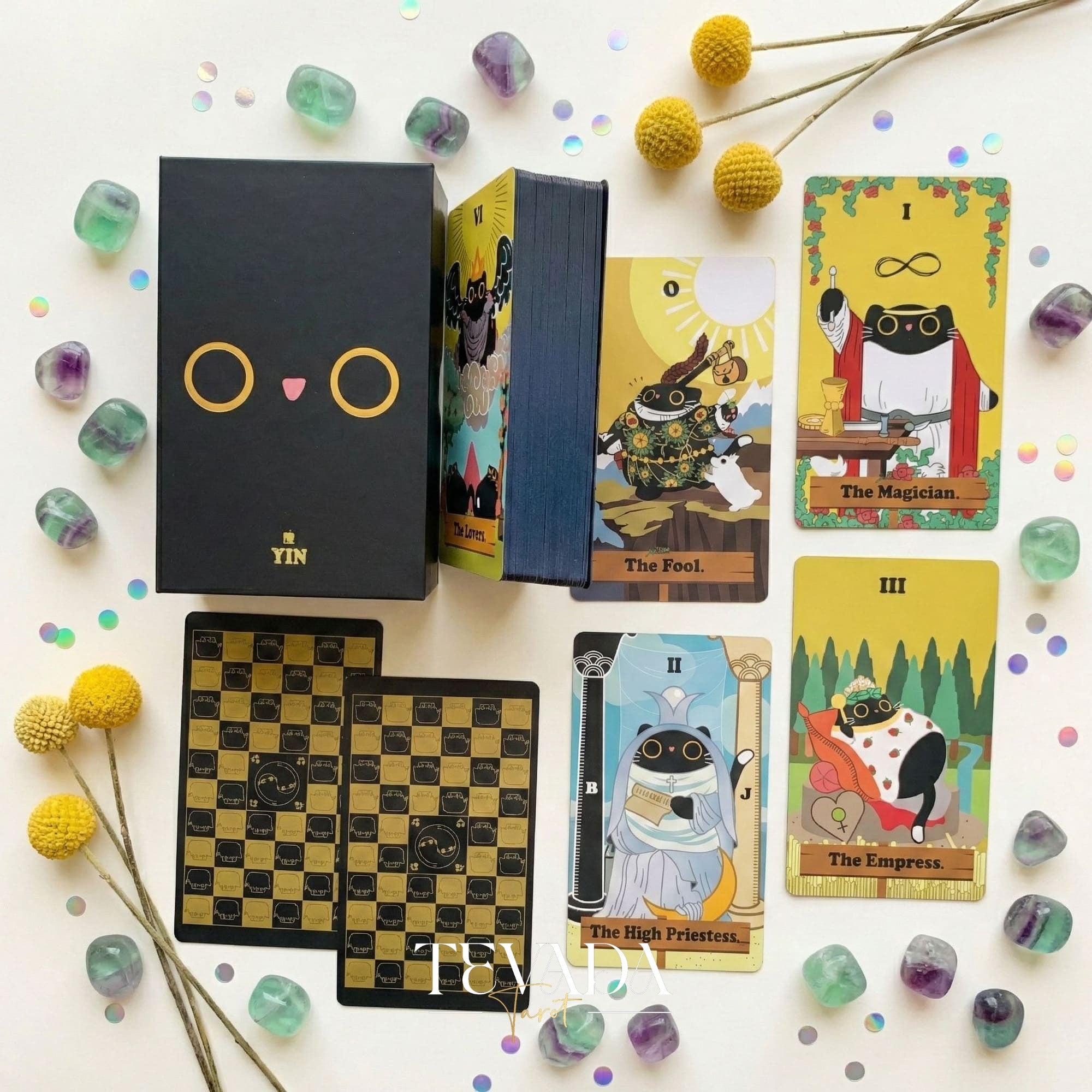 Yin Universe Tarot mignon chat noir Indie Tarot Deck avec bords holographiques noirs pour la divination débutant et le rituel quotidien.